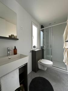 Ένα μπάνιο στο Camping Kozarica Mobile Homes