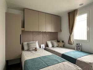 Ένα ή περισσότερα κρεβάτια σε δωμάτιο στο Camping Kozarica Mobile Homes +31 φωτογραφίες