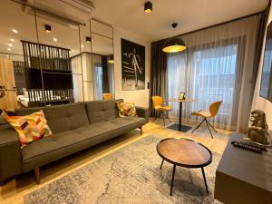 una sala de estar con un sofá y una mesa en Stylish city centre apartments, en Budapest