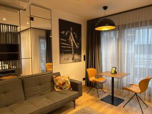 una sala de estar con un sofá y una mesa en Stylish city centre apartments, en Budapest