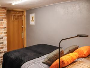 una camera da letto con letto, cuscini e lampada di The Snug a Y Felinheli Altre 4 foto