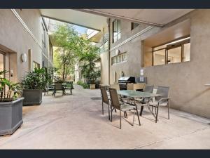 eine Terrasse mit einem Tisch, Stühlen und einem Klavier in der Unterkunft Star on Main in Lower Plenty