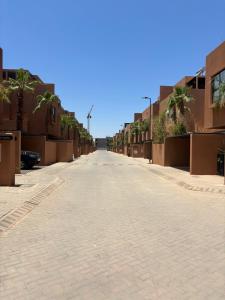 an empty street with palm trees and buildings at Villa 5 suites piscine privée in Marrakesh