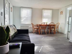 Et opholdsområde på Peaceful Apartment Minutes to Casinos