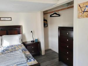 En eller flere senge i et værelse på Peaceful Apartment Minutes to Casinos