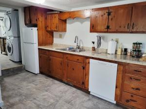 Køkken eller tekøkken på Peaceful Apartment Minutes to Casinos + 2 billeder