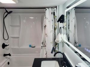 Et badeværelse på Peaceful Apartment Minutes to Casinos