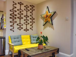 Khu vực ghế ngồi tại Queens Manor