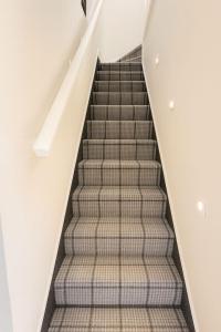 伦敦Chic 831 Studio Auto Check-In, 15 Min to Central的房屋内的楼梯