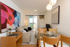 a living room with a table and a couch at Flat c/ Limpeza Diária e Estacionamento - LB507 in Rio de Janeiro