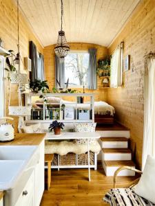 una camera con lavandino e una camera con letto di Tiny House Elsass - Natur, Ruhe & Erholung a Saint-Pierre-Bois