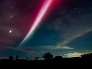 Piglet Cottage في Elsdon: شعاع من الضوء في السماء في الليل