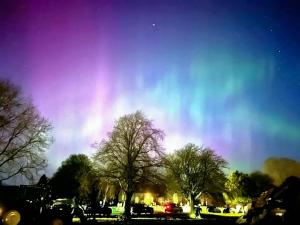 Piglet Cottage في Elsdon: قزاز في السماء فوق موقف للسيارات +12 صورة