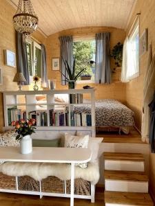 una camera con letto, tavolo e libri di Tiny House Elsass - Natur, Ruhe & Erholung a Saint-Pierre-Bois