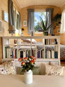 una stanza con un vaso di fiori su un tavolo di Tiny House Elsass - Natur, Ruhe & Erholung a Saint-Pierre-Bois