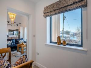 uma sala de estar com uma janela e um sofá em Moorgate Lodge - Uk47742 em Kelbrook