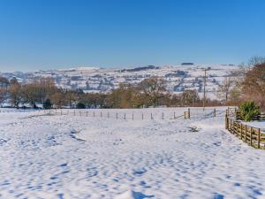 um campo coberto de neve com uma cerca ao fundo em Moorgate Lodge - Uk47742 em Kelbrook mais 21 fotografias