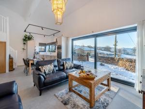 una sala de estar con un sofá y una mesa en Moorgate Lodge - Uk47742, en Kelbrook