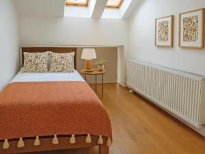 Ένα ή περισσότερα κρεβάτια σε δωμάτιο στο The Village Hall