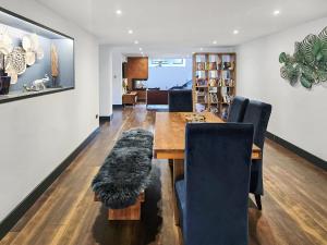 Μια τηλεόραση ή/και κέντρο ψυχαγωγίας στο The Village Hall