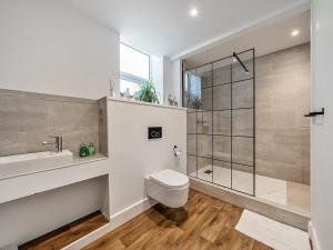 Ένα μπάνιο στο The Village Hall