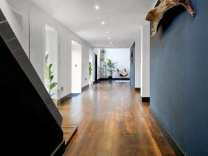 Μια τηλεόραση ή/και κέντρο ψυχαγωγίας στο The Village Hall +16 φωτογραφίες