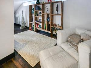 En eller flere senge i et værelse på The Village Hall