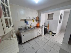 Kuchyň nebo kuchyňský kout v ubytování Casa 30mt da praia. Wi-Fi e 3 vagas. Cond fechado + 19 fotografií