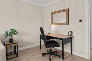 斯特灵The Riverside Rest 2的一张桌子和椅子