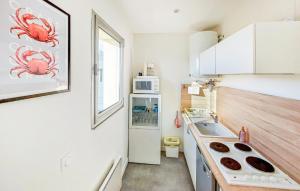 Køkken eller tekøkken på Cozy Apartment In Dunkerque + 25 billeder