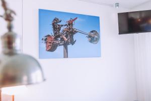 una imagen de una cruz colgada en una pared en Hotel Zum Ochsen, en Oberstenfeld