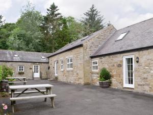 Grooms Cottage في Elsdon: طاولة نزهة أمام مبنى حجري +10 صور