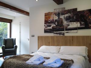 une chambre avec un lit avec des serviettes dessus dans l'établissement Casa Obregón Cabárceno 3000, à Lusa