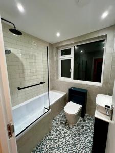 Koupelna v ubytování Beautiful Modern 3 Bedroom Home + 34 fotografií