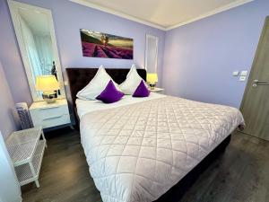 Una cama o camas en una habitación de Charming apartment with Garden, Free Parking near Basel, Airport, Ger'many, France,