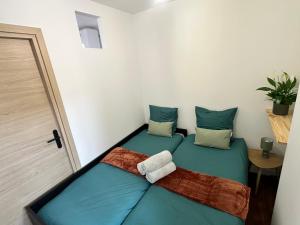 昂古莱姆Un refuge charmant derrière la gare的一间房间,配有两张单人床