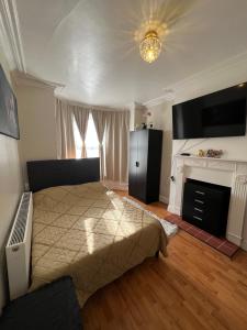 Кровать или кровати в номере room near Luton center