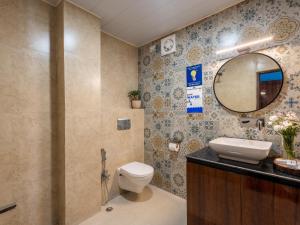 ガントクにあるMoustache Hostel Gangtokのトイレ、洗面台、鏡のあるバスルーム +33枚の写真