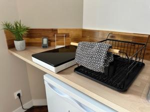 昂古莱姆Un refuge charmant derrière la gare的厨房台面上配有笔记本电脑