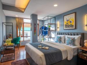 ガントクにあるMoustache Hostel Gangtokの青い壁の大きなベッドのある寝室