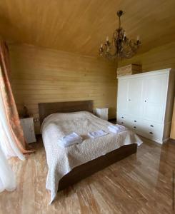 Ένα ή περισσότερα κρεβάτια σε δωμάτιο στο Шале Задільське