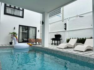 La alberca dentro o cerca de 6 Bed Arcadia - 7