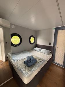 Una cama o camas en una habitación de Houseboat -La Calma- Czaplinek
