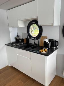 Una cocina o cocineta en Houseboat -La Calma- Czaplinek