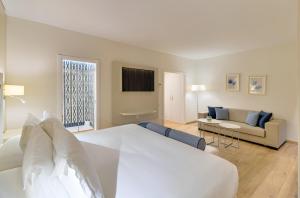 TV a/nebo společenská místnost v ubytování H10 Ocean Dunas - Adults Only