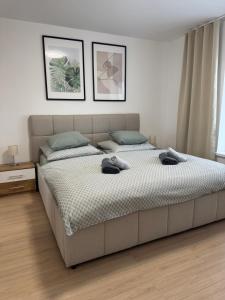 Un dormitorio con una cama con dos toallas encima. en Apartmán Sihoť - pri Zimnom Štadióne, en Trenčín