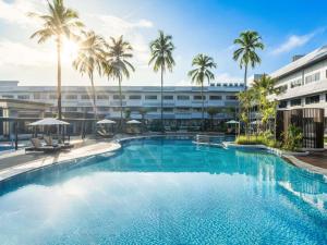 La alberca dentro o cerca de Novotel Pontianak Convention Centre