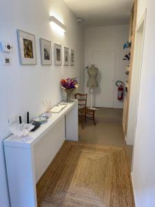 Una habitación con un mostrador blanco con flores. en DieciVasi, en Rávena