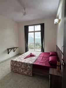 Postel nebo postele na pokoji v ubytování Hemgiri - 6BHK Pool Garden Villa Girivan Mulshi