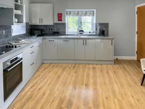 Una cocina o cocineta en The Granary - Uk50911